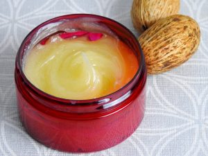 DIY de gel huileux démaquillant réalisable à froid avec seulement 3 ingrédients :) . C'est un gel qui se transforme en lait au contact de l'eau, vive la chimie Jamie !