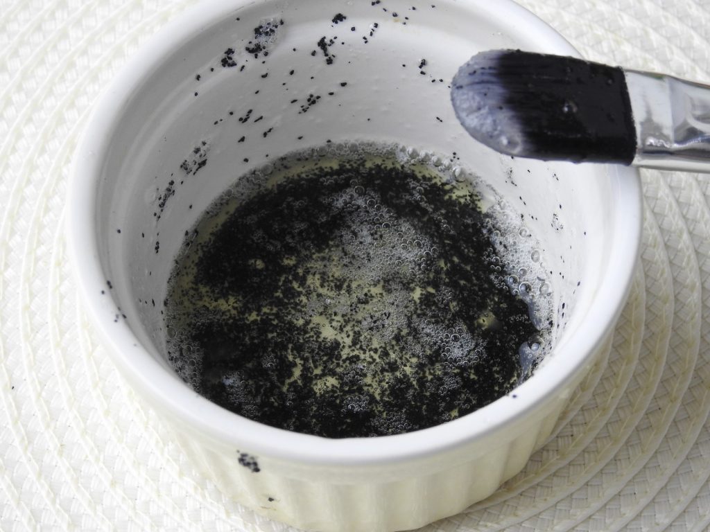 Aujourd'hui on parle points noirs et autres joyeusetés avec une recette de masque peel off au charbon. Un DIY facile et rapide à réaliser avec seulement 2 ingrédients.
