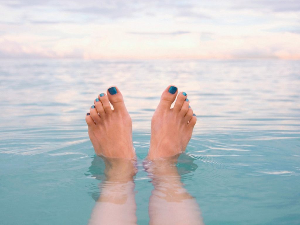 Ici je te donne une routine en 6 étapes pour avoir de jolis pieds cet été. Une partie du corps trop souvent délaisser et pourtant eux aussi on besoin d'être chouchoutés ! 